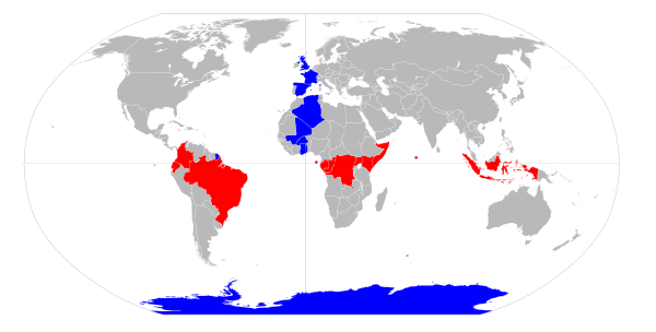 Area merah adalah negara-negara yang dilalui garis khatulistiwa (equator line) atau garis lintang barat/timur. Area biru adalah negara-negara yang dilalui garis bujur utara/selatan (International Reference Meridian). (sumber: Wikipedia)